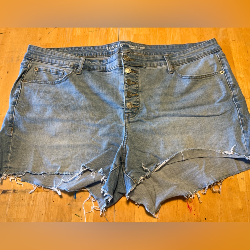 Torrid button up 3.5in denim shorts